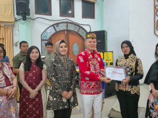 TERIMA : Bupati Gumas Jaya Samaya Monong, S.E, M.Si, didampingi Kapolres AKBP Arum Sari Puspita Dewi, S.H, S.I.K, M.A, ketika menyerahkan piagam penghargaan kepada perwakilan Polres Gumas, yang berhasil meraih juara III lomba kebersihan kantor, Senin, 17 Agustus 2026 malam.