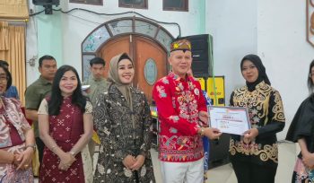 TERIMA : Bupati Gumas Jaya Samaya Monong, S.E, M.Si, didampingi Kapolres AKBP Arum Sari Puspita Dewi, S.H, S.I.K, M.A, ketika menyerahkan piagam penghargaan kepada perwakilan Polres Gumas, yang berhasil meraih juara III lomba kebersihan kantor, Senin, 17 Agustus 2026 malam.