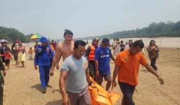 FOTO : Tim gabungan saat melakukan evakuasi jenazah korban.