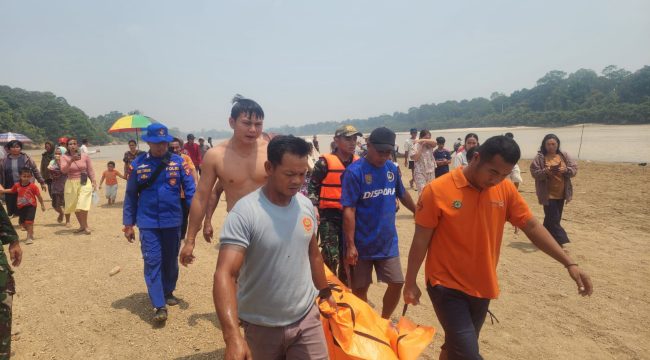FOTO : Tim gabungan saat melakukan evakuasi jenazah korban.