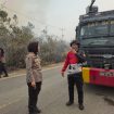 TINJAU : Kapolres Gumas AKBP Arum Sari Puspita Dewi, S.H, S.I.K, M.A, ketika meninjau lokasi titik karhutla, di kilometer 10 Jalan lintas penghubung Kecamatan Tewah-Kurun, Rabu, 19 Agustus 2026. 