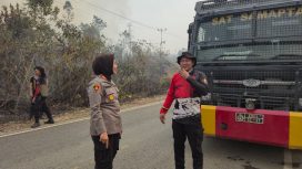 TINJAU : Kapolres Gumas AKBP Arum Sari Puspita Dewi, S.H, S.I.K, M.A, ketika meninjau lokasi titik karhutla, di kilometer 10 Jalan lintas penghubung Kecamatan Tewah-Kurun, Rabu, 19 Agustus 2026. 