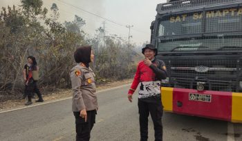 TINJAU : Kapolres Gumas AKBP Arum Sari Puspita Dewi, S.H, S.I.K, M.A, ketika meninjau lokasi titik karhutla, di kilometer 10 Jalan lintas penghubung Kecamatan Tewah-Kurun, Rabu, 19 Agustus 2026. 