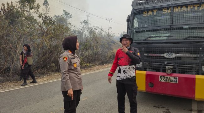 TINJAU : Kapolres Gumas AKBP Arum Sari Puspita Dewi, S.H, S.I.K, M.A, ketika meninjau lokasi titik karhutla, di kilometer 10 Jalan lintas penghubung Kecamatan Tewah-Kurun, Rabu, 19 Agustus 2026. 