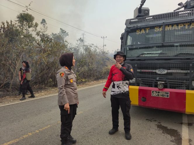 
					TINJAU : Kapolres Gumas AKBP Arum Sari Puspita Dewi, S.H, S.I.K, M.A, ketika meninjau lokasi titik karhutla, di kilometer 10 Jalan lintas penghubung Kecamatan Tewah-Kurun, Rabu, 19 Agustus 2026. 