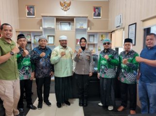 BERSAMA : Kapolres Gumas AKBP Arum Sari Puspita Dewi, S.H, S.I.K, M.A, berfoto bersama dengan jajaran PC NU Kabupaten Gumas, di ruang kerjanya, Kamis, 20 Agustus 2026.