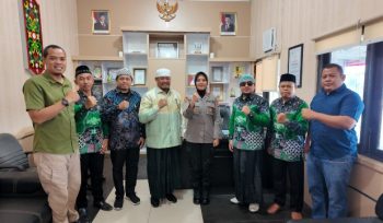 BERSAMA : Kapolres Gumas AKBP Arum Sari Puspita Dewi, S.H, S.I.K, M.A, berfoto bersama dengan jajaran PC NU Kabupaten Gumas, di ruang kerjanya, Kamis, 20 Agustus 2026.