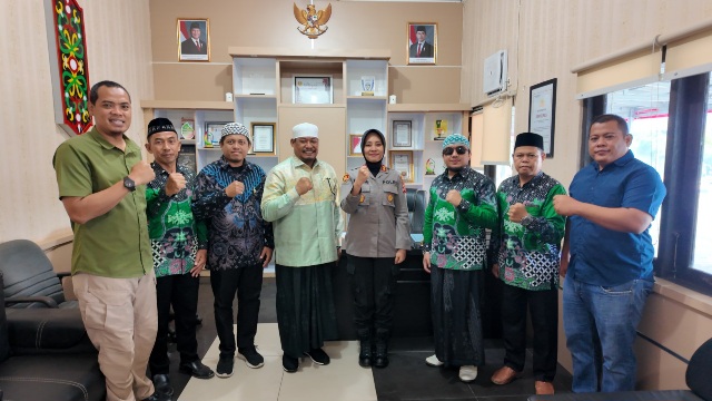 BERSAMA : Kapolres Gumas AKBP Arum Sari Puspita Dewi, S.H, S.I.K, M.A, berfoto bersama dengan jajaran PC NU Kabupaten Gumas, di ruang kerjanya, Kamis, 20 Agustus 2026.