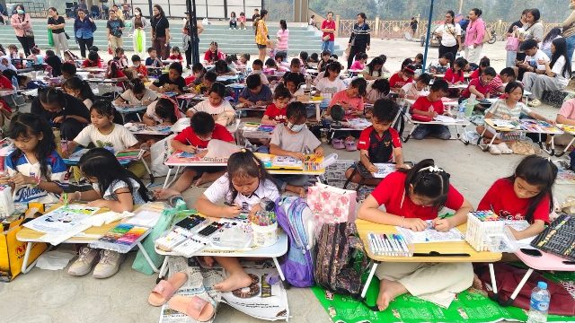 LOMBA MEWARNAI : Suasana pelaksanaan lomba mewarnai yang diikuti ratusan peserta, dalam rangkaian kegiatan Festival Ekonomi Kreatif Kapakat Vol.1 Kabupaten Gumas tahun 2026, di Taman Kota Kuala Kurun, Kamis, 20 Agustus 2026 sore.