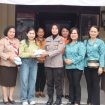 SERAHKAN : Kapolres Gumas AKBP Arum Sari Puspita Dewi, S.H, S.I.K, M.A menerima pembagian masker dari pemerintah daerah, Jumat, 21 Agustus 2026.