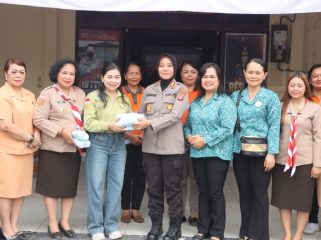 SERAHKAN : Kapolres Gumas AKBP Arum Sari Puspita Dewi, S.H, S.I.K, M.A menerima pembagian masker dari pemerintah daerah, Jumat, 21 Agustus 2026.