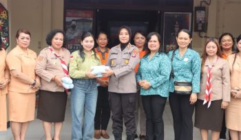 SERAHKAN : Kapolres Gumas AKBP Arum Sari Puspita Dewi, S.H, S.I.K, M.A menerima pembagian masker dari pemerintah daerah, Jumat, 21 Agustus 2026.