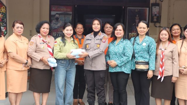 SERAHKAN : Kapolres Gumas AKBP Arum Sari Puspita Dewi, S.H, S.I.K, M.A menerima pembagian masker dari pemerintah daerah, Jumat, 21 Agustus 2026.