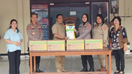TERIMA : Kapolres Gumas AKBP Arum Sari Puspita Dewi, S.H, S.I.K, M.A, ketika menerima bantuan bibit jagung hibrida dari dinas pertanian setempat, Jumat, 21 Agustus 2026.