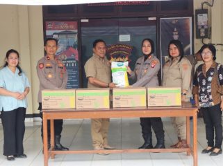 TERIMA : Kapolres Gumas AKBP Arum Sari Puspita Dewi, S.H, S.I.K, M.A, ketika menerima bantuan bibit jagung hibrida dari dinas pertanian setempat, Jumat, 21 Agustus 2026.
