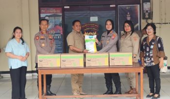TERIMA : Kapolres Gumas AKBP Arum Sari Puspita Dewi, S.H, S.I.K, M.A, ketika menerima bantuan bibit jagung hibrida dari dinas pertanian setempat, Jumat, 21 Agustus 2026.
