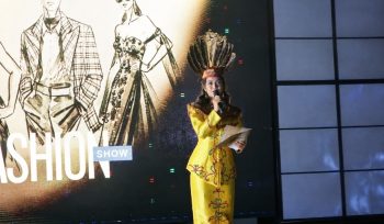 ORASI : Ketua Forum Genre Gumas Ester Gloria ketika menyampaikan orasi menjauhi narkoba, pada kegiatan Festival Ekonomi Kreatif Kapakat tahun 2026, di Taman Kota Kuala Kurun, Jumat, 21 Agustus 2026 malam.