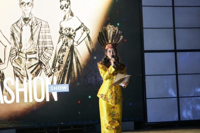 
					ORASI : Ketua Forum Genre Gumas Ester Gloria ketika menyampaikan orasi menjauhi narkoba, pada kegiatan Festival Ekonomi Kreatif Kapakat tahun 2026, di Taman Kota Kuala Kurun, Jumat, 21 Agustus 2026 malam.