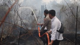 PADAMKAN : Tim gabungan ketika berupaya untuk memadamkan karhutla di Jalan Lintas Kecamatan Tewah menuju Kurun, tepatnya KM 8, Senin, 24 Agustus 2026.