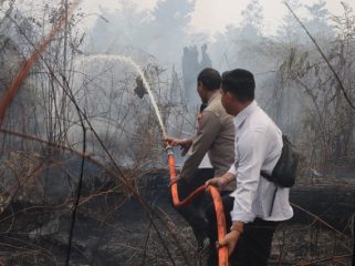 PADAMKAN : Tim gabungan ketika berupaya untuk memadamkan karhutla di Jalan Lintas Kecamatan Tewah menuju Kurun, tepatnya KM 8, Senin, 24 Agustus 2026.
