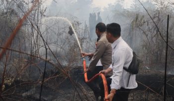 PADAMKAN : Tim gabungan ketika berupaya untuk memadamkan karhutla di Jalan Lintas Kecamatan Tewah menuju Kurun, tepatnya KM 8, Senin, 24 Agustus 2026.
