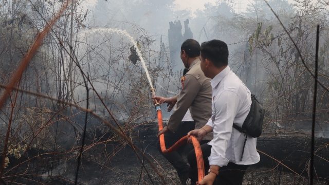 PADAMKAN : Tim gabungan ketika berupaya untuk memadamkan karhutla di Jalan Lintas Kecamatan Tewah menuju Kurun, tepatnya KM 8, Senin, 24 Agustus 2026.