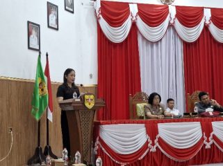 PANDANGAN UMUM : Juru Bicara Fraksi Partai Demokrat DPRD Kabupaten Gumas Karollina menyampaikan pandangan umum atas nota keuangan Rancangan Perubahan APBD tahun 2026, di rapat paripurna ke-2 masa persidangan 1 tahun sidang 2026, Rabu, 26 Agustus 2026.