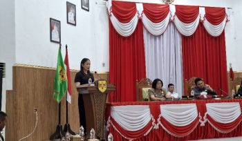 PANDANGAN UMUM : Juru Bicara Fraksi Partai Demokrat DPRD Kabupaten Gumas Karollina menyampaikan pandangan umum atas nota keuangan Rancangan Perubahan APBD tahun 2026, di rapat paripurna ke-2 masa persidangan 1 tahun sidang 2026, Rabu, 26 Agustus 2026.