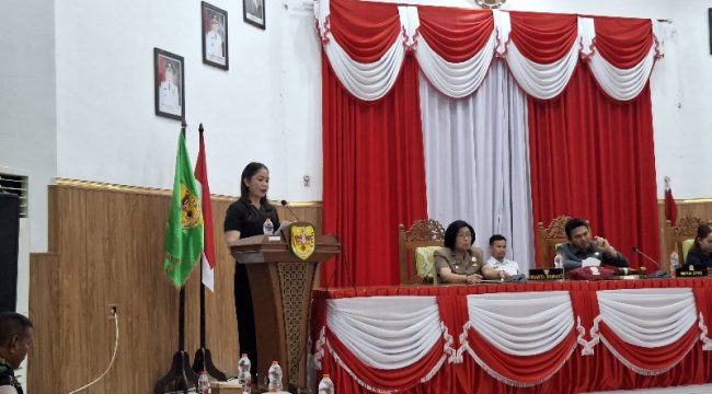 PANDANGAN UMUM : Juru Bicara Fraksi Partai Demokrat DPRD Kabupaten Gumas Karollina menyampaikan pandangan umum atas nota keuangan Rancangan Perubahan APBD tahun 2026, di rapat paripurna ke-2 masa persidangan 1 tahun sidang 2026, Rabu, 26 Agustus 2026.