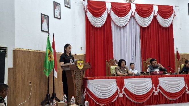 
					PANDANGAN UMUM : Juru Bicara Fraksi Partai Demokrat DPRD Kabupaten Gumas Karollina menyampaikan pandangan umum atas nota keuangan Rancangan Perubahan APBD tahun 2026, di rapat paripurna ke-2 masa persidangan 1 tahun sidang 2026, Rabu, 26 Agustus 2026.