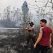 PADAMKAN : Personel Polres Gumas saat berupaya memadamkan api di pinggir Jalan Lintas Kuala Kurun-Linau, Kecamatan Kurun, Rabu, 26 Agustus 2026