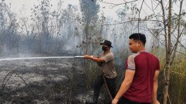 PADAMKAN : Personel Polres Gumas saat berupaya memadamkan api di pinggir Jalan Lintas Kuala Kurun-Linau, Kecamatan Kurun, Rabu, 26 Agustus 2026