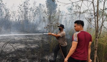 PADAMKAN : Personel Polres Gumas saat berupaya memadamkan api di pinggir Jalan Lintas Kuala Kurun-Linau, Kecamatan Kurun, Rabu, 26 Agustus 2026