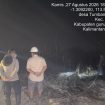 PADAMKAN : Kapolsek Rungan Ipda Muhamad Helmi Hakim, S.H bersama personel polsek, tim damkar PT ALS dan masyarakat, ketika berupaya memadamkan api yang membakar lahan milik masyarakat, di Desa Tumbang Bunut, Kecamatan Rungan, Kamis, 27 Agustus 2026.