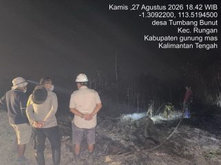 PADAMKAN : Kapolsek Rungan Ipda Muhamad Helmi Hakim, S.H bersama personel polsek, tim damkar PT ALS dan masyarakat, ketika berupaya memadamkan api yang membakar lahan milik masyarakat, di Desa Tumbang Bunut, Kecamatan Rungan, Kamis, 27 Agustus 2026.