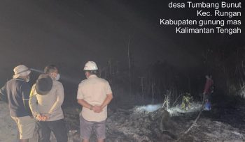 PADAMKAN : Kapolsek Rungan Ipda Muhamad Helmi Hakim, S.H bersama personel polsek, tim damkar PT ALS dan masyarakat, ketika berupaya memadamkan api yang membakar lahan milik masyarakat, di Desa Tumbang Bunut, Kecamatan Rungan, Kamis, 27 Agustus 2026.