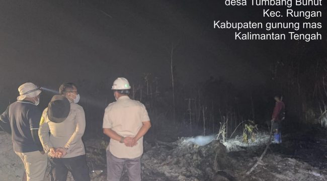 PADAMKAN : Kapolsek Rungan Ipda Muhamad Helmi Hakim, S.H bersama personel polsek, tim damkar PT ALS dan masyarakat, ketika berupaya memadamkan api yang membakar lahan milik masyarakat, di Desa Tumbang Bunut, Kecamatan Rungan, Kamis, 27 Agustus 2026.