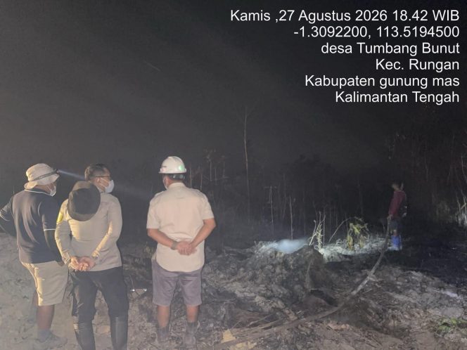 
					PADAMKAN : Kapolsek Rungan Ipda Muhamad Helmi Hakim, S.H bersama personel polsek, tim damkar PT ALS dan masyarakat, ketika berupaya memadamkan api yang membakar lahan milik masyarakat, di Desa Tumbang Bunut, Kecamatan Rungan, Kamis, 27 Agustus 2026.