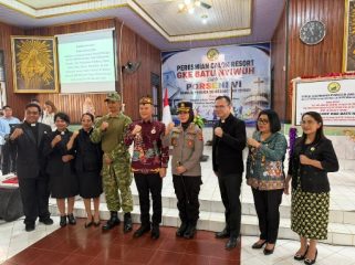 HADIRI : Kapolres Gumas AKBP Arum Sari Puspita Dewi, S.H, S.I.K, M.A (empat dari kanan), saat menghadiri ibadah peresmian calon Resort GKE Batu Nyiwuh serta pembukaan Porseni VI Remaja Pemuda se-Resort GKE Tewah di GKE Batu Nyiwuh, Kecamatan Tewah, Kamis, 27 Agustus 2026.