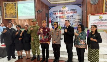 HADIRI : Kapolres Gumas AKBP Arum Sari Puspita Dewi, S.H, S.I.K, M.A (empat dari kanan), saat menghadiri ibadah peresmian calon Resort GKE Batu Nyiwuh serta pembukaan Porseni VI Remaja Pemuda se-Resort GKE Tewah di GKE Batu Nyiwuh, Kecamatan Tewah, Kamis, 27 Agustus 2026.