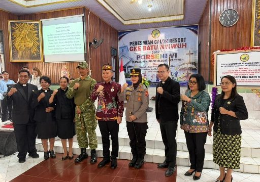 HADIRI : Kapolres Gumas AKBP Arum Sari Puspita Dewi, S.H, S.I.K, M.A (empat dari kanan), saat menghadiri ibadah peresmian calon Resort GKE Batu Nyiwuh serta pembukaan Porseni VI Remaja Pemuda se-Resort GKE Tewah di GKE Batu Nyiwuh, Kecamatan Tewah, Kamis, 27 Agustus 2026.