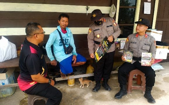 EDUKASI : Suasana pelaksanaan edukasi dan sosialisasi pencegahan karhutla kepada masyarakat petani di Jalan Lintas Kurun-Linau, Sabtu, 29 Agustus 2026.