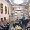 BERI ARAHAN : Kapolres Gumas AKBP Arum Sari Puspita Dewi, S.H, S.I.K. M.A, memberikan arahan kepada tiga Pasis Lemdiklat Polri SIP Magang BKO Polres Gumas, Senin, 31 Agustus 2026.