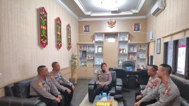BERI ARAHAN : Kapolres Gumas AKBP Arum Sari Puspita Dewi, S.H, S.I.K. M.A, memberikan arahan kepada tiga Pasis Lemdiklat Polri SIP Magang BKO Polres Gumas, Senin, 31 Agustus 2026.