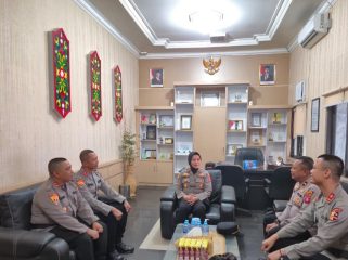 BERI ARAHAN : Kapolres Gumas AKBP Arum Sari Puspita Dewi, S.H, S.I.K. M.A, memberikan arahan kepada tiga Pasis Lemdiklat Polri SIP Magang BKO Polres Gumas, Senin, 31 Agustus 2026.