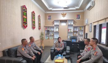 BERI ARAHAN : Kapolres Gumas AKBP Arum Sari Puspita Dewi, S.H, S.I.K. M.A, memberikan arahan kepada tiga Pasis Lemdiklat Polri SIP Magang BKO Polres Gumas, Senin, 31 Agustus 2026.