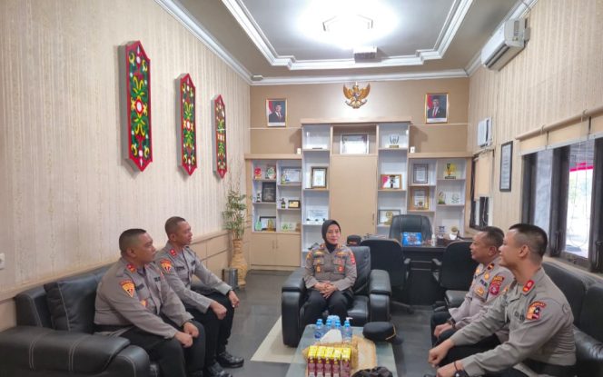 
					BERI ARAHAN : Kapolres Gumas AKBP Arum Sari Puspita Dewi, S.H, S.I.K. M.A, memberikan arahan kepada tiga Pasis Lemdiklat Polri SIP Magang BKO Polres Gumas, Senin, 31 Agustus 2026.