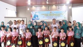 FOTO : Ketua TP PKK Kabupaten Katingan saat menyerahkan bantuan peralatan sekolah di Kecamatan Tewang Sangalang Garing.