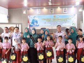 FOTO : Ketua TP PKK Kabupaten Katingan saat menyerahkan bantuan peralatan sekolah di Kecamatan Tewang Sangalang Garing.