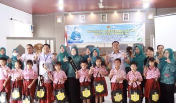 FOTO : Ketua TP PKK Kabupaten Katingan saat menyerahkan bantuan peralatan sekolah di Kecamatan Tewang Sangalang Garing.